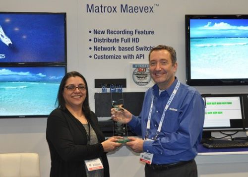 Рон Берти (Ron Berty) из Matrox получает от SCN награду “Самый инновационный продукт Обработки (транспорта) видео” за Maevex Series на выставке InfoComm 2014